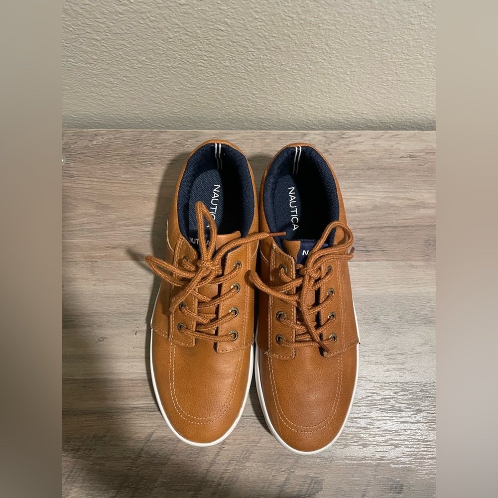Boys Size 5 Nautica Shoes Pre-owned, good condition.